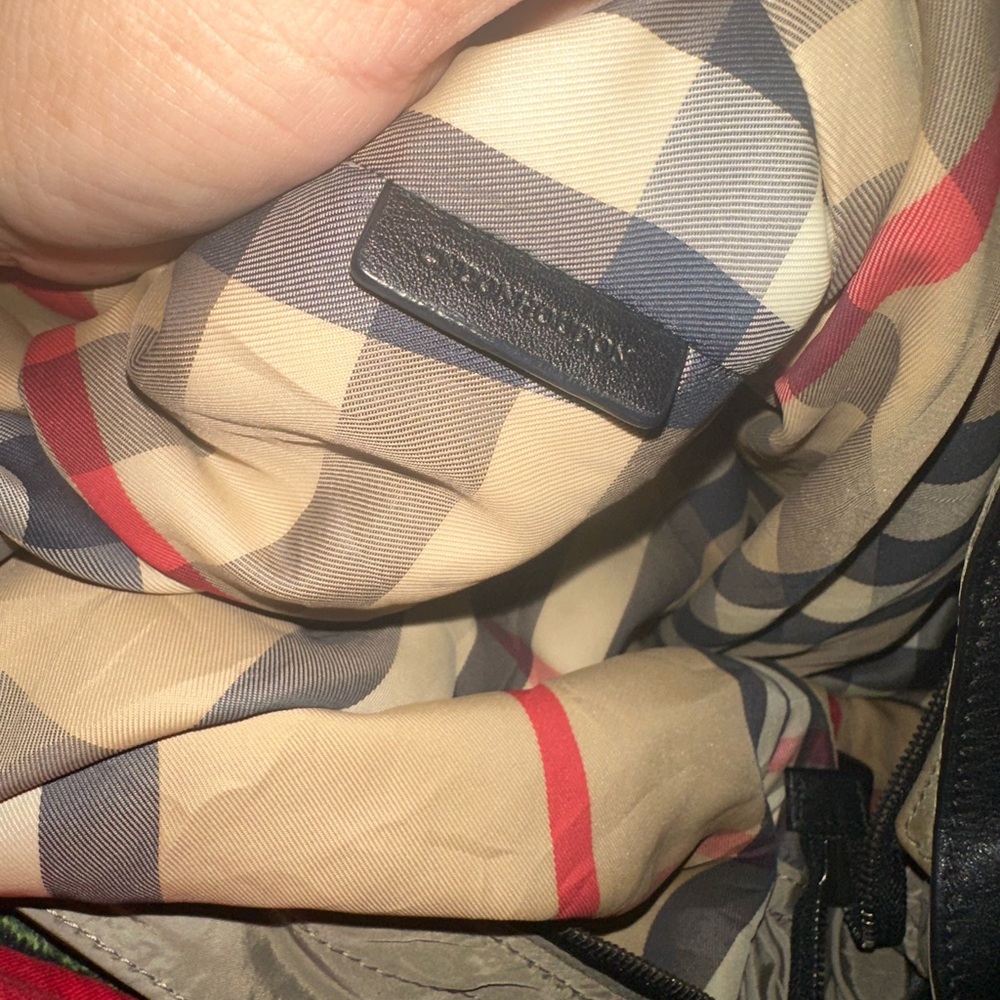 Burberry shoulder tote very spacious - Picture 8 of 10